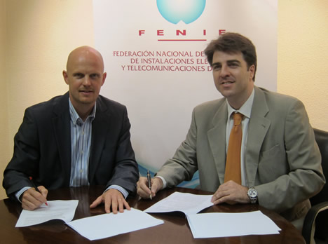 Firma del acuerdo entre Stefan Junestrand, Director General de Casadomo Soluciones y José Antonio Gonzalez Hernández, Secretario General – Gerente de FENIE