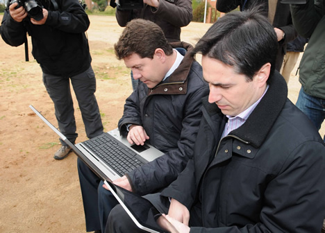 El alcalde de Toledo, Emiliano García-Page, inagura un parque con red Wifi