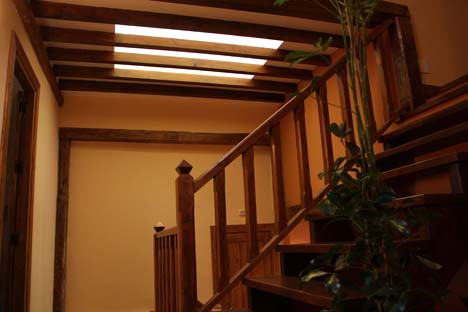 Iluminación en la zona de escaleras interiores de la casa