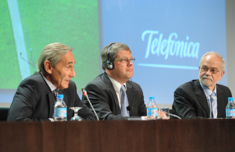 Julio Linares, consejero delegado de Telefónica S.A, acompañado de Bart van Ark, economista jefe y vicepresidente de The Conference Board, y Javier Nadal, vicepresidente ejecutivo de Fundación Telefónica 
