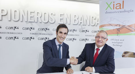 A la izquierda, Javier Martínez, director del Plan de Inversiones Navarra de Caja Navarra, y Joaquín Gimeno, director ejecutivo de XIAL Domotecnología.