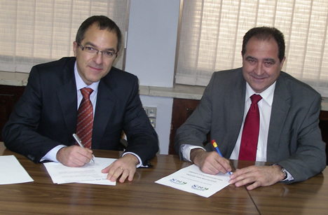 Firma de Acuerdo entre Antonio Moreno, Presidente de la Asociación KNX España y Francisco Javier Expósito, Presidente de la Asociación KNX Professionals España