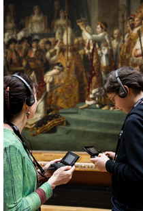 Visitantes del Louvre con una Nintendo 3DS