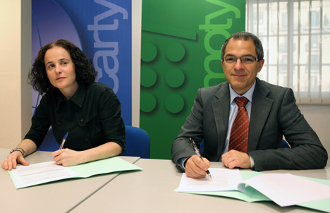 Aintzane Arbide, Directora General de Domotys, y Antonio Moreno, Presidente de KNX España, durante la firma del acuerdo.