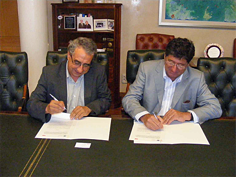 Vicerrector de Coordinación Universitaria, José Ángel Narváez, y por el Jefe de Área Sur Oriental de la División de Productos de Baja Tensión de ABB, Fernando Valencia.