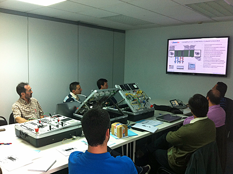 Asistentes al curso de Zennio sobre Climatización Avanzada con KNX