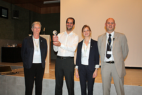 Sr. Fernbach de la Universidad Tecnológica de Viena, durante la recogida del Premio KNX Scientific en nombre del Prof. Kastner