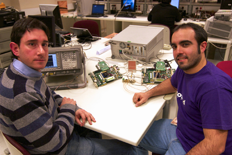 Raúl Torrego e Iñaki Val, investigadores de IK4-Ikerlan, ganadores del premio Best Paper por un artículo que describe un sistema inalámbrico de transmisión de datos inteligente