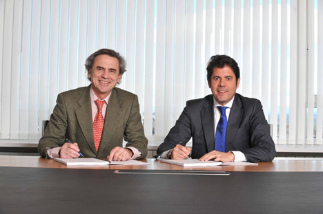 Firma del acuerdo entre los presidentes de CIDE e Isotrol