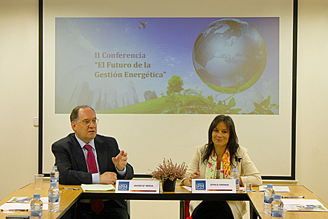 A la izquierda, Javier García Breva, esperto en energía, y a la derecha, África Orenga, directora de IMedia