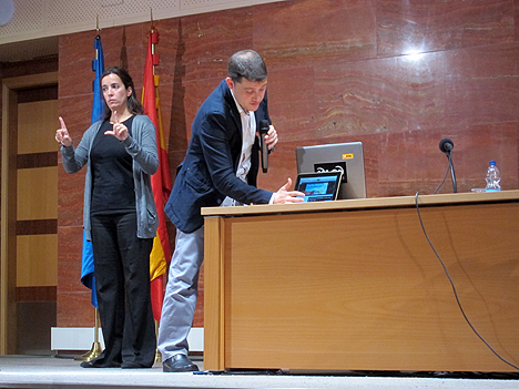 Fernando Martín, de Edsol Producciones, muestra el sistema de subtitulado en directo desde una tablet