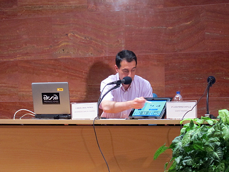Rubén San Segundo, del Proyecto SAILSE, muestra el sistema de comunicación basado en una tablet