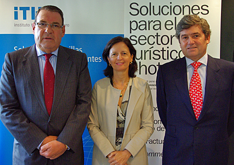 De izquierda a derecha: Juan Molas, presidente de ITH; Blanca Montero Corominas, Subdirectora General de Banco Sabadell; y José María Martín Rigueiro, Director del Segmento Turístico-Hotelero de Banco Sabadell Empresas