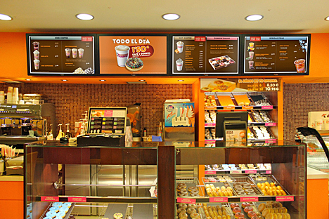 Dunkin Coffee con pantallas suministradas por Caverin Solutions