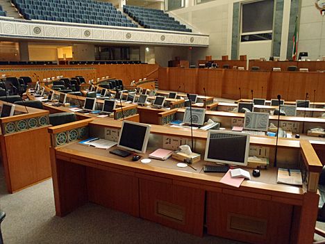 Asamblea Nacional de Kuwait con pantallas de Arthur Holm