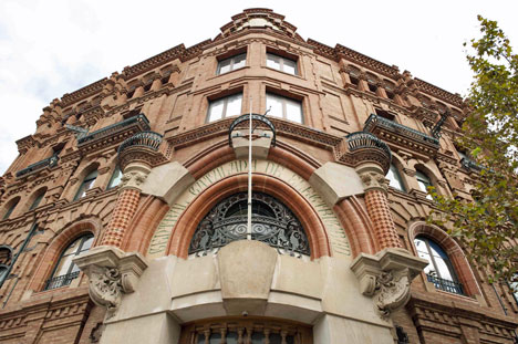 Fachada modernista, diseñada por Pere Falquès en 1897, de uno de los edificios que componen el complejo de oficinas de la sede de Endesa en Barcelona
