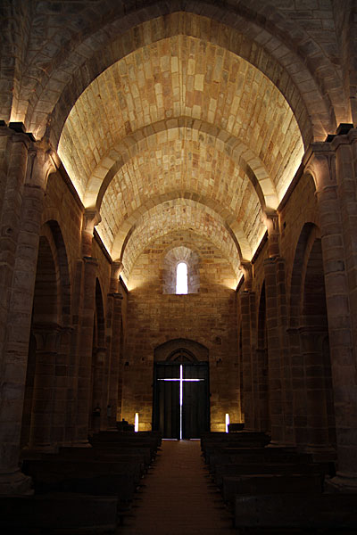 Interior iglesia San Pedro de la Nave