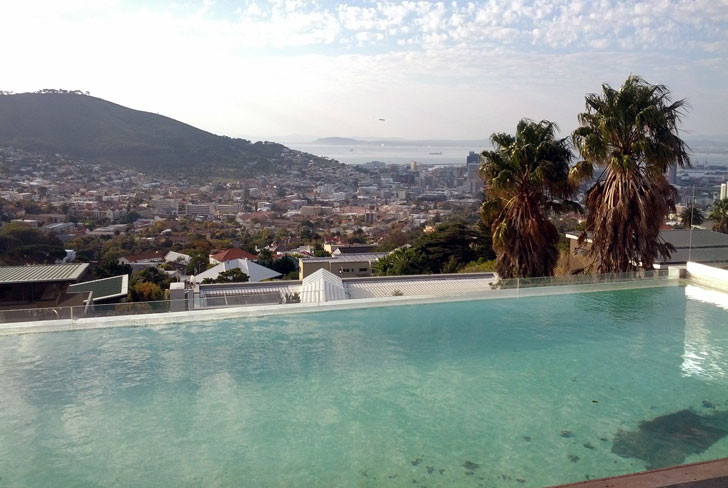Piscina con vistas a Ciudad del Cabo
