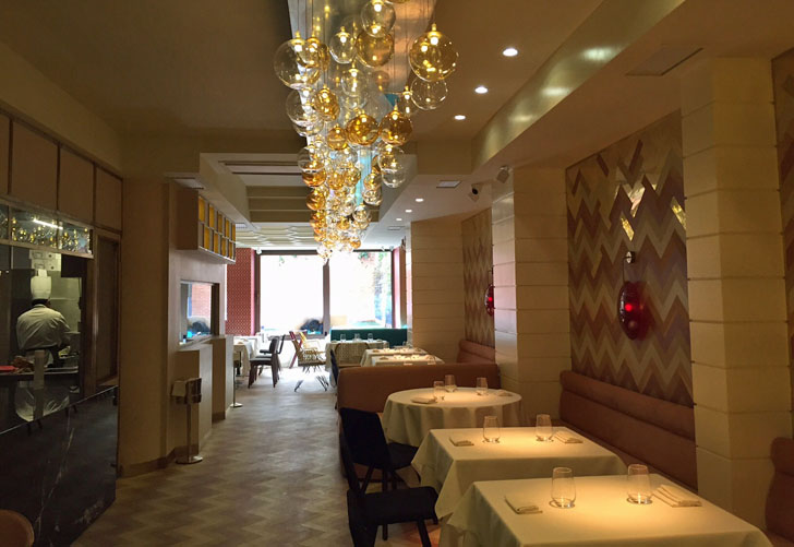 Mesas y luminarias en el Restaurante Benares