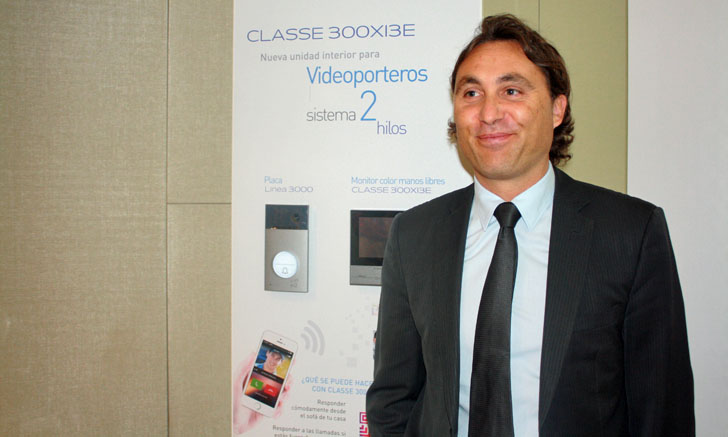 Pascal Decons, Director General de Legrand Group España con el videoportero Clase 300X13E de Tegui