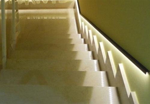 Tira LED en la escalera