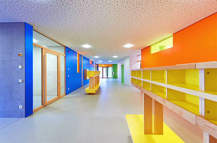 Interior con pasillos de colores Centro Familia Sttutgart