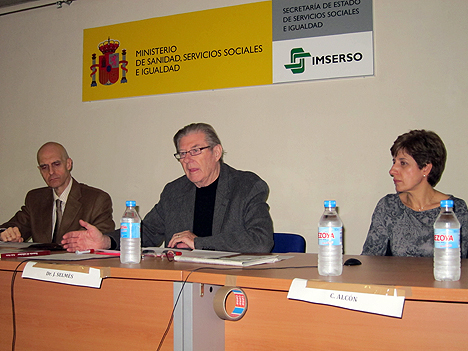 De izquierda a derecha: R.López, psicólogo y cuidador clínico; Jacques Selmès, Secretario General de la FAE, Carmen Alcón, cuidadora y participante en los Grupos de Encuentro