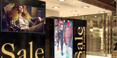 Panasonic expande su gama de cartelería digital con un modelo de 65» y conexión LAN