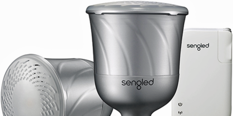 Un receptor que se conecta a la TV y emite el sonido a través de bombillas