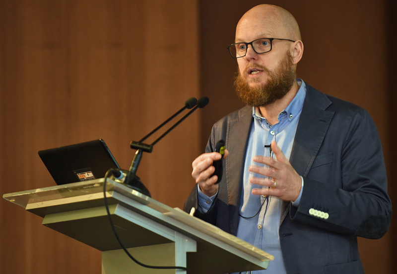 Stefan Junestrand presentando la Jornada Lanzamiento III Congreso Edificios Inteligentes