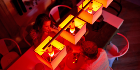 Una bombilla tipo vela que proporciona iluminación ambiental controlable en el hogar