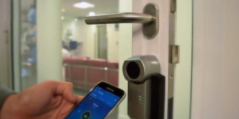 Cerradura conectada y motorizada gestionable desde un Smartphone