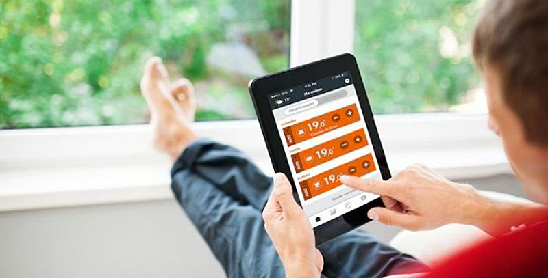 A través de una aplicación móvil, el usuario puede controlar la temperatura de la vivienda y el consumo de las bombas de calor, a las que Thermor dota de conectividad a partir de este año.