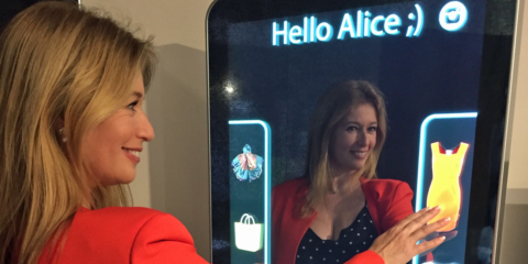 Un espejo inteligente que recomienda al cliente las prendas más adecuadas