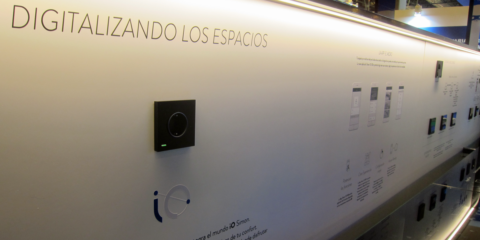 La serie de pulsadores Simon 100 IoT, en el marco del Mobile World Congress