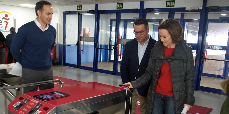 Alcaldesa de Logroño, Cuca Gamarra, probando el nuevo sistema de acceso a instalaciones deportivas