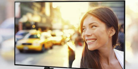 Pantallas de señalética profesional de NEC para comercios, restaurantes y fábricas