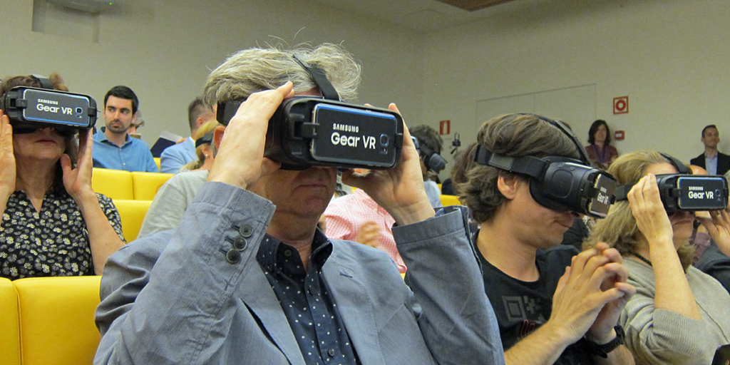 Asistentes a la rueda de prensa probando las gafas de realidad virtual Gear VR de Samsung