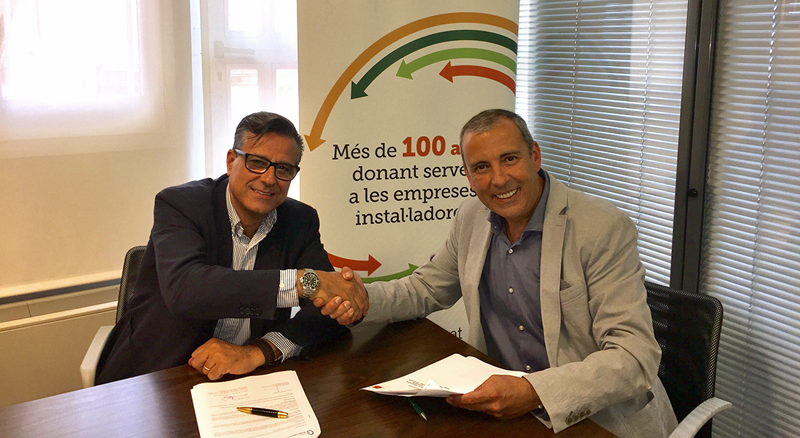 Firma entre Josep Figueras, Director de Marketing de Grupo Electro Stocks, y, a la derecha, Jaume Alcaide, Vicepresidente del Gremio de Instaladores de Barcelona.