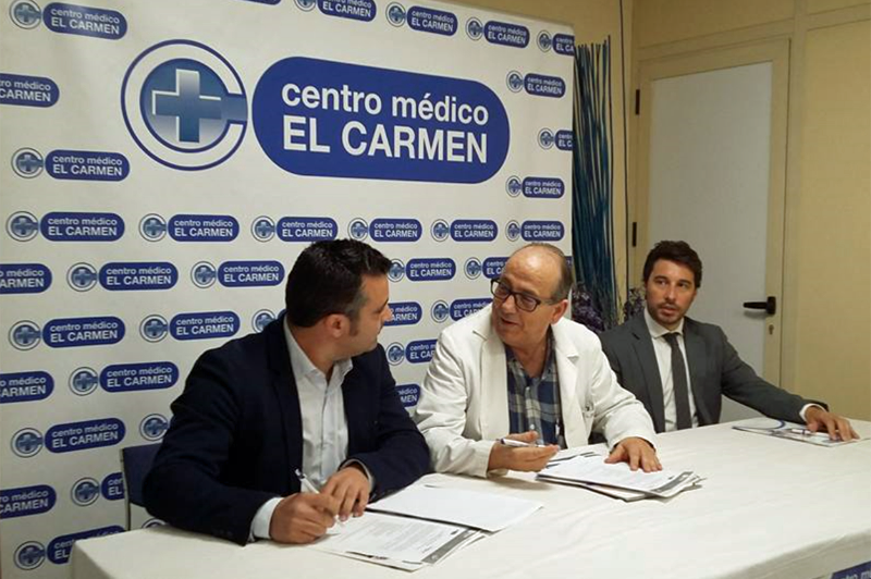 Firma del acuerdo entre Conexiona y Centro Médico El Carmen