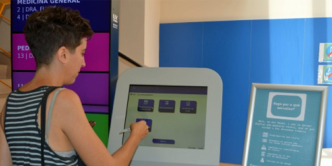 Pantallas táctiles en centros de atención primaria catalanes para facilitar la realización de trámites administrativos