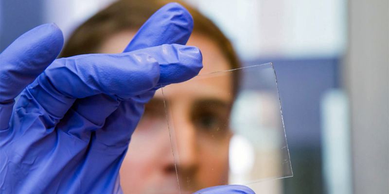 Investigador Universidad Princeton con un prototipo de cristal inteligente