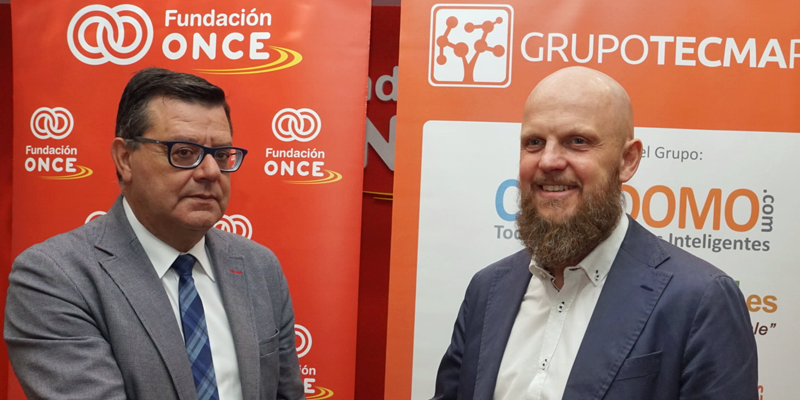 José Luis Martínez Donoso, director general de Fundación ONCE, y Stefan Junestrand, director general de Grupo Tecma Red, durante la firma del convenio de colaboración.