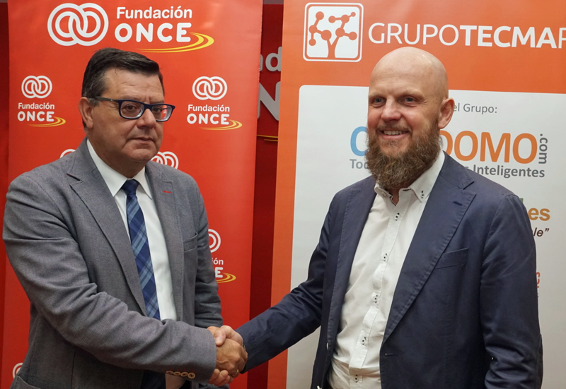 Firma del convenio entre José Luis Martínez Donoso, director general de Fundación ONCE, y Stefan Junestrand, director general de Grupo Tecma Red