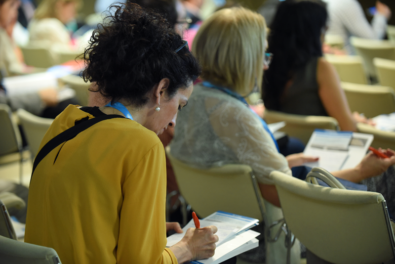 Asistente tomando notas en el III Congreso Edificios Inteligentes