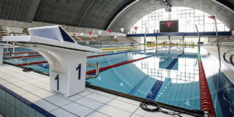 Central de batería C24i de NormaLux para la gestión de luminarias en un complejo de piscinas