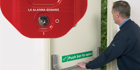 Un sistema de alarma que previene el uso no autorizado de las salidas de emergencia y puertas cortafuegos