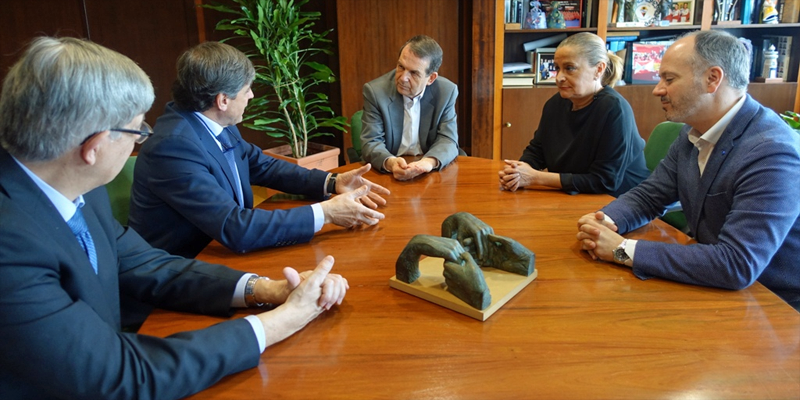 Reunión entre el alcalde de Vigo, Abel Caballero, y el coordinador del Plan Nacional de Territorios Inteligentes, Enrique Martínez Marín,