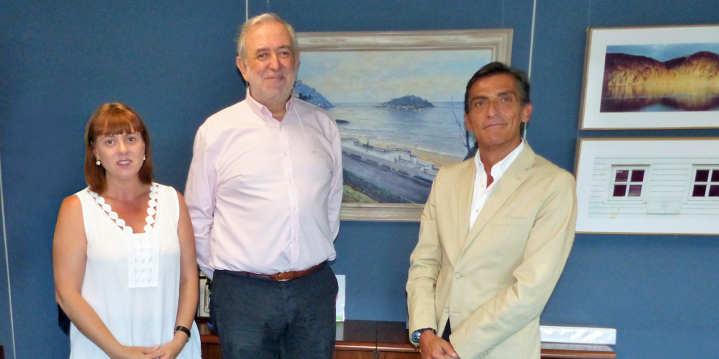 Antonio Piédrola, director de desarrollo corporativo de Zardoya Otis, a la derecha, junto con Ignacio Lucini Carnicero, adjunto a dirección de la Fundación Shangri-La, en el centro, tras la firma del acuerdo.
