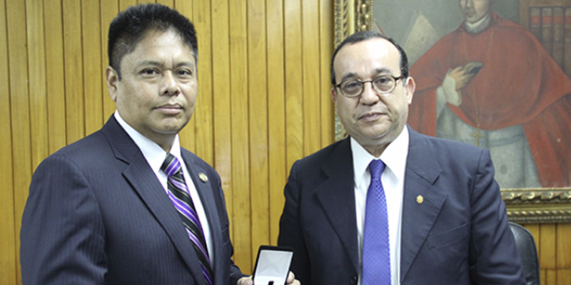Firma del acuerdo entre el ministro de Panamá y el rector de la Univesidad